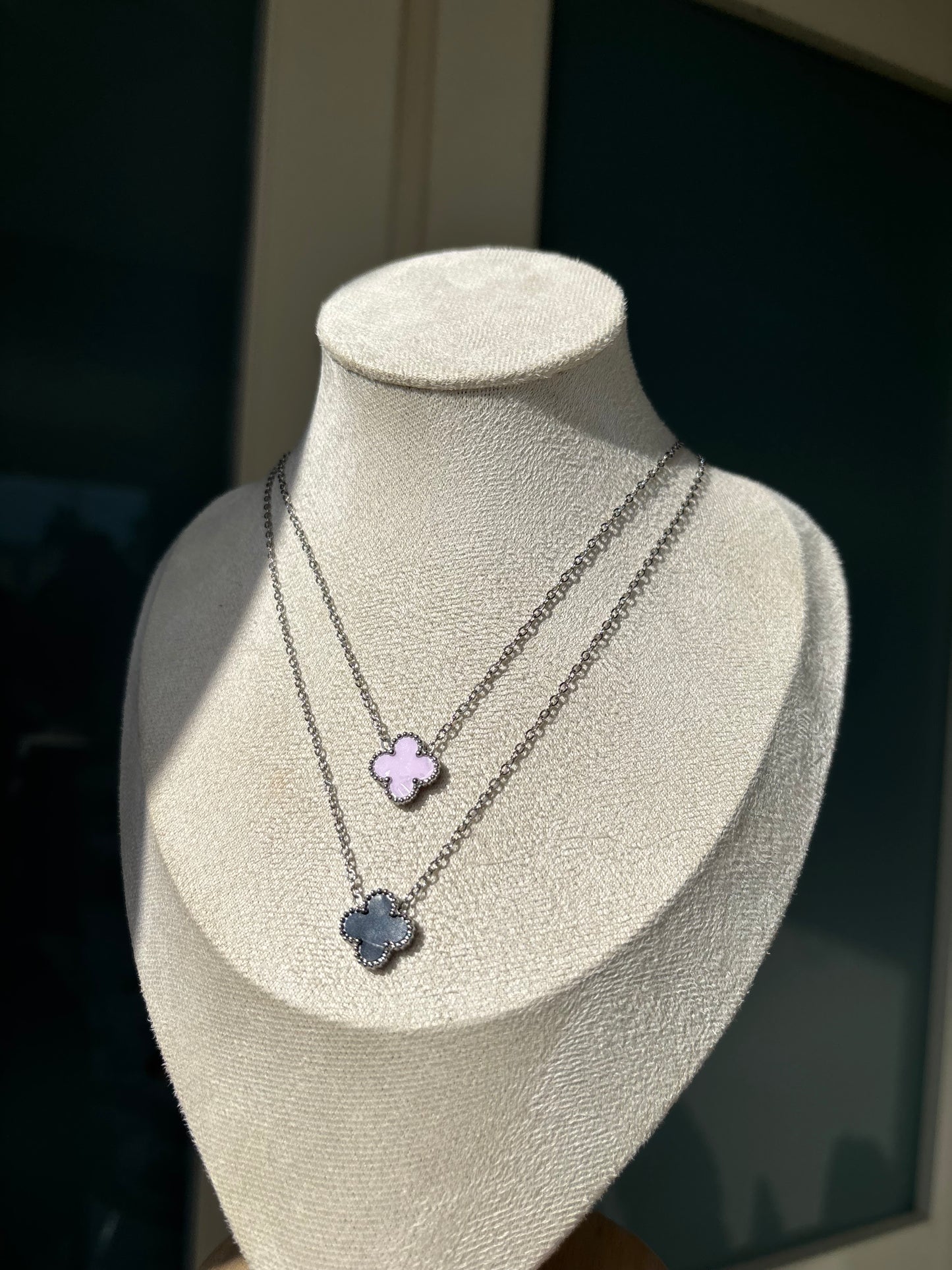 Clover Necklace plateado